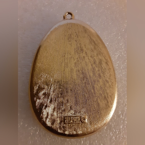 Napier Gold and Cream Pendent - Picture 2 of 2